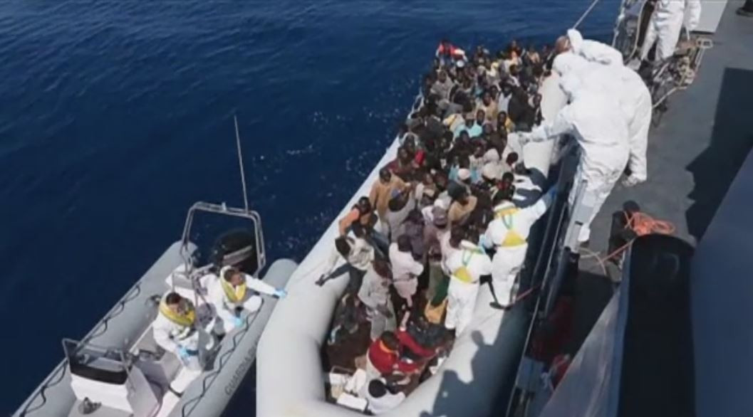 Criza in Mediterana. Eforturile autoritatilor italiene de a salva imigrantii: "Le vom fi ingeri pazitori"