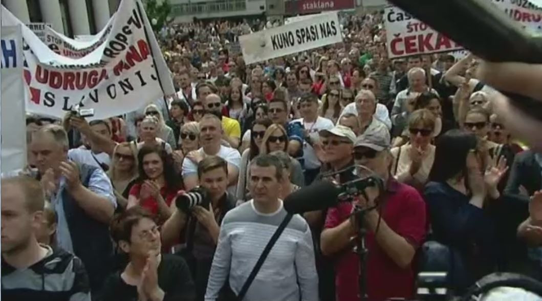 Proteste de amploare la Zagreb din cauza cursului franc - kuna: "Sclavi ai bancilor, uniti-va!"