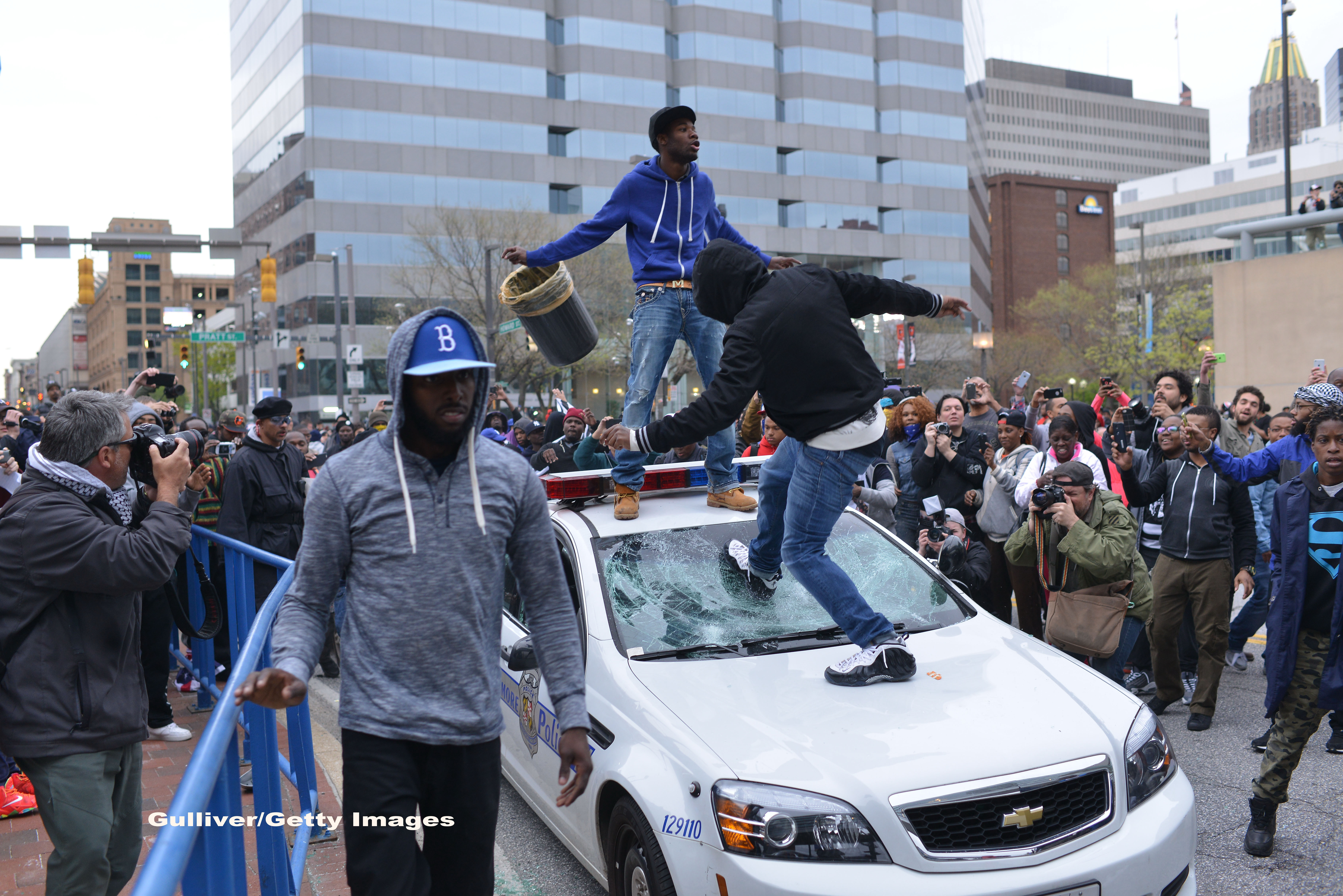 Proteste in SUA. Magazine sparte si politisti raniti, dupa moartea afroamericanului Freddie Gray, intr-o sectie de politie