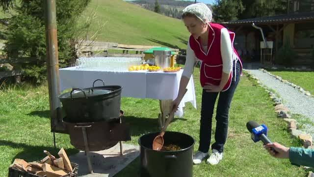 "Celebra" papadie salveaza Muntii Apuseni, o zona unde locurile de munca sunt o raritate. Cu cat se vinde o sticla de sirop