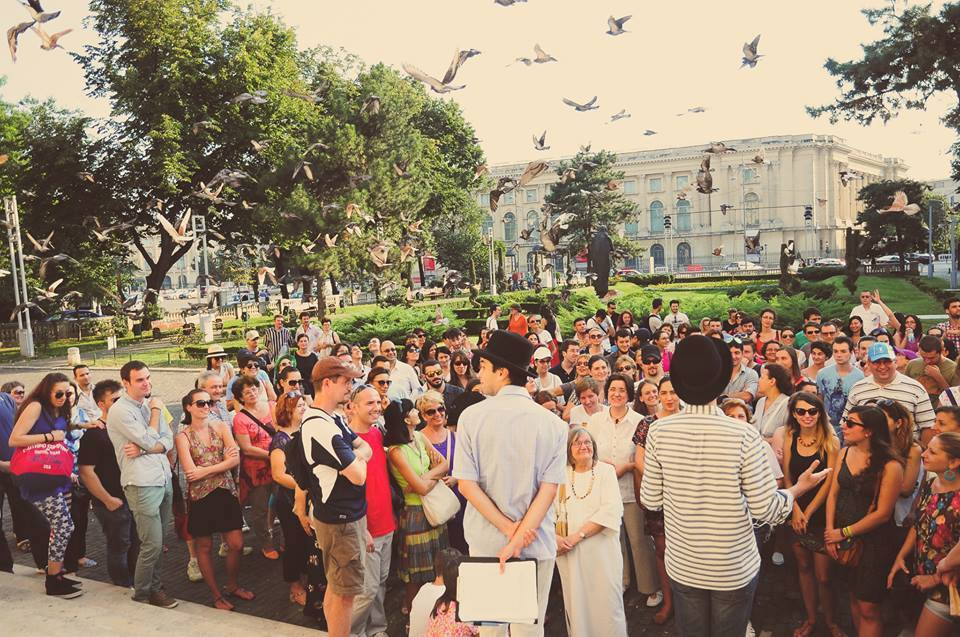 Un traseu pietonal inedit a reusit sa atraga oameni de toate varstele: "Prin Bucurestii lui Eliade"