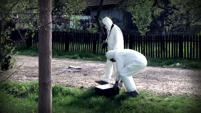 Un tanar depresiv si-a omorat tatal si bunicul cu lopata. Scena socanta la care au asistat politistii