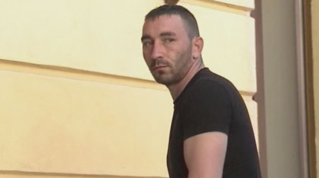 Au tras trei focuri de avertisment pentru a-l opri in trafic. Ce au descoperit politistii la sectie despre soferul din Sibiu