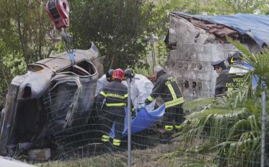 Accident cumplit in Italia: doi romani au ars de vii. Masina a "sarit" peste un sens giratoriu si a intrat intr-o casa