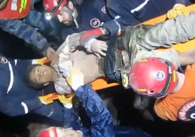 Momentul in care un barbat este scos in viata de sub daramaturi in Kathmandu, la doua zile de la cutremur. VIDEO