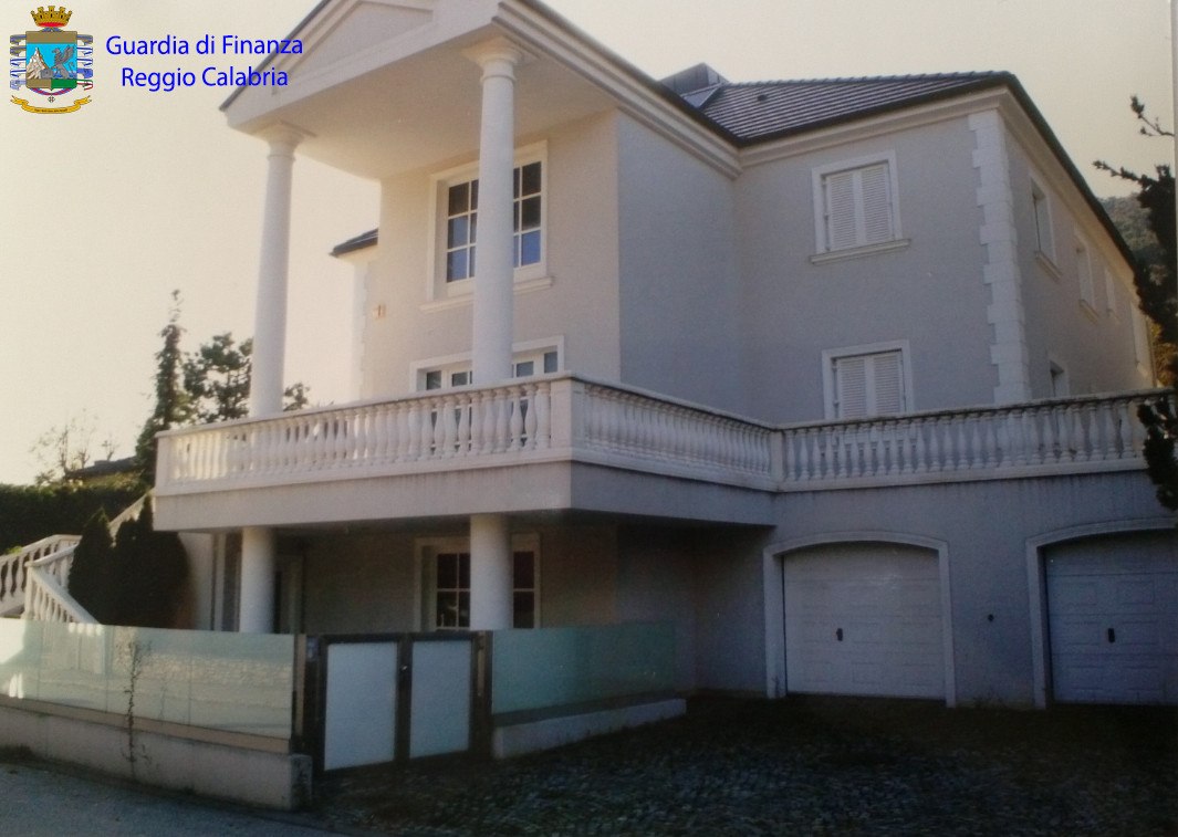 Bancherul Mafiei din Calabria este casatorit cu o romanca. Vindeau sandvisuri la taraba ca sa ascunda o avere de milioane