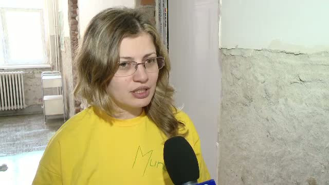 Cativa tineri din Timisoara au renovat saloanele unui spital in care sunt tratati copiii. "In timpul liber putem sa ajutam"
