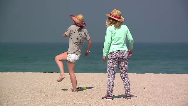 Vama da startul petrecerilor. De ce au ales cativa australieni si suedezi sa petreaca 1 Mai pe plaja, in Vama Veche