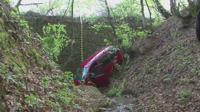 Accident soldat cu doi morti, in Hunedoara. Soferul a adormit la volan si a cazut cu masina intr-o rapa