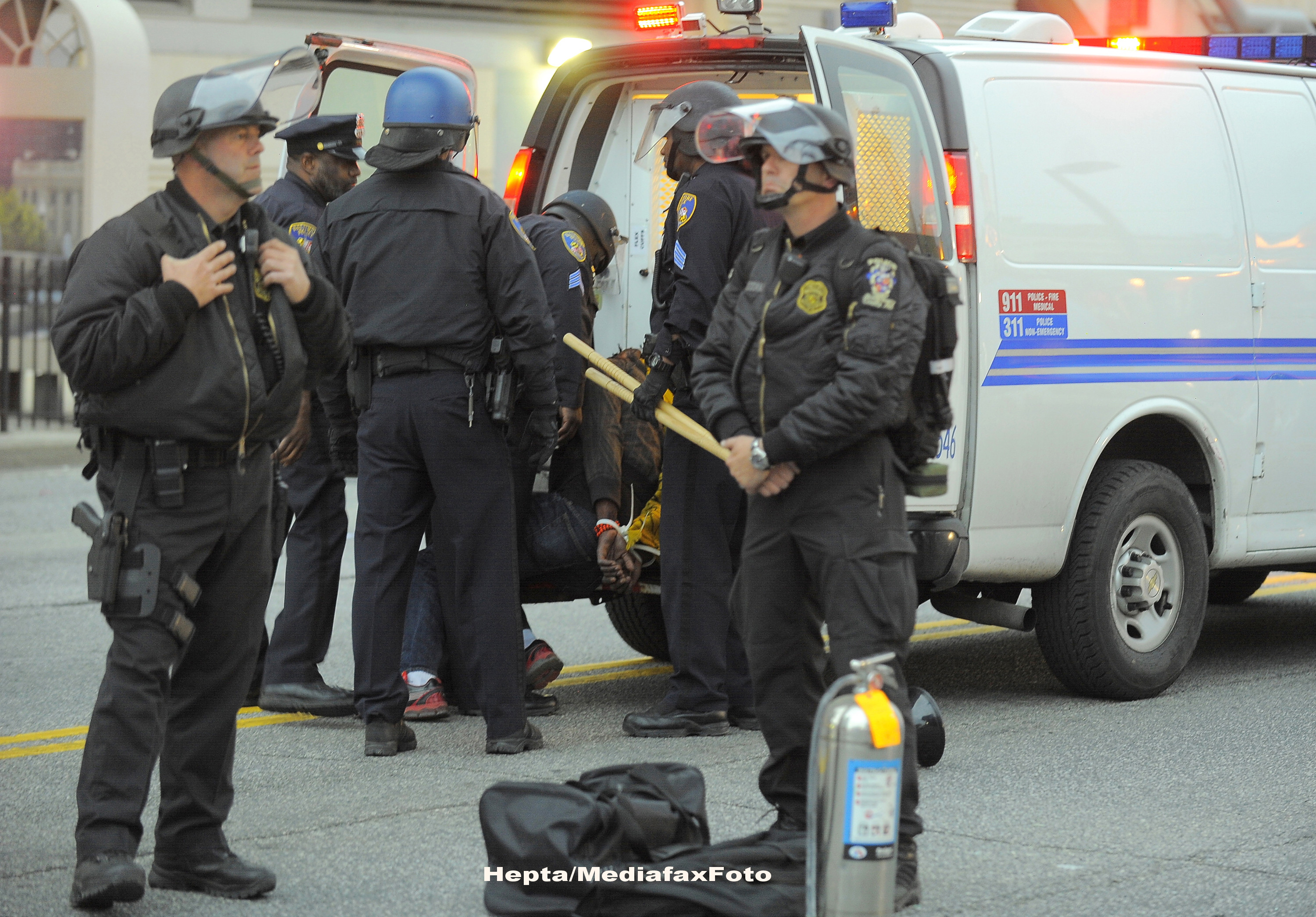 Stare de urgenta in orasul american Baltimore. Peste 200 de persoane au fost arestate in timpul ciocnirilor cu politistii