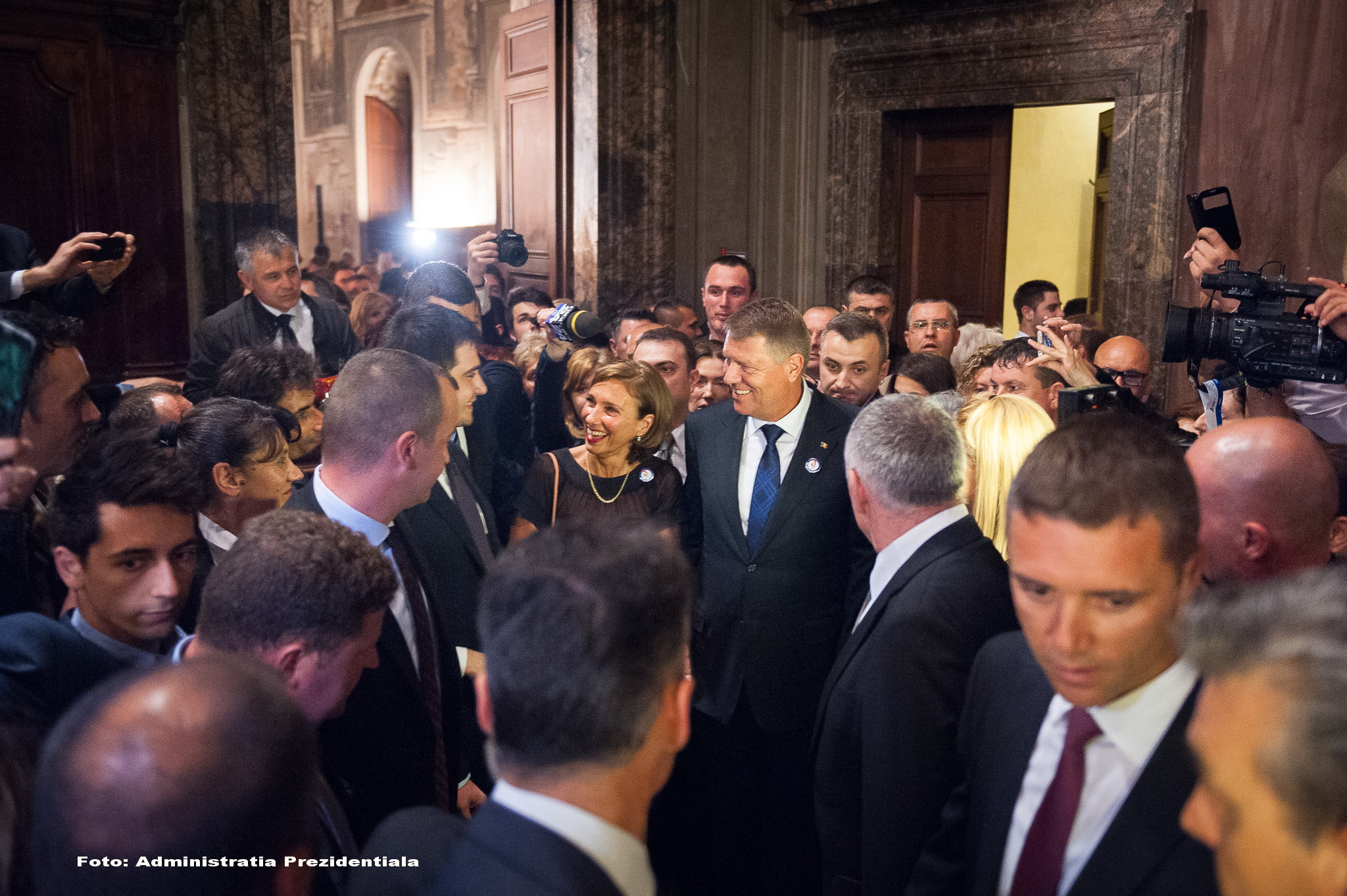 Klaus Iohannis a facut baie de multime in Italia. Mesajul romanilor pentru presedinte: "Am vrea sa revenim in tara!"