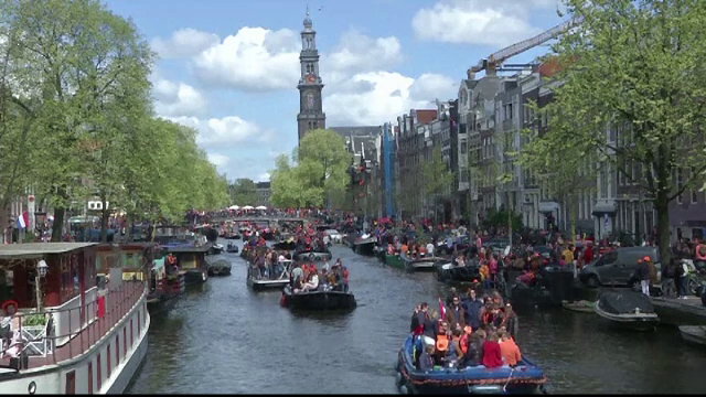 Ziua regelui Willem-Alexander, sarbatorita cu fast in Olanda. Strazile din Amsterdam s-au transformat intr-o petrecere imensa