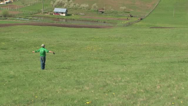 Oamenii dintr-o localitate din Romania sunt convinsi ca au fost vizitati de extraterestri. Ce a aparut pe o pasune