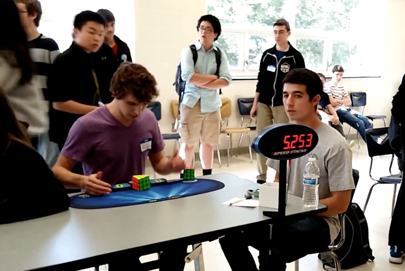 Un elev de liceu este autorul: Record mondial pentru rezolvarea unui cub Rubik! VIDEO