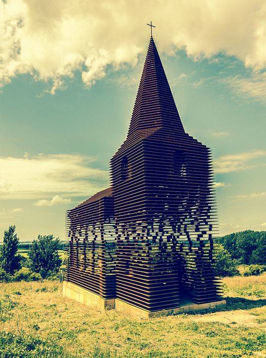 Aceasta biserica nu este deloc ceea ce pare. Transformarea spectaculoasa a cladirii banale in iluzia optica perfecta: FOTO