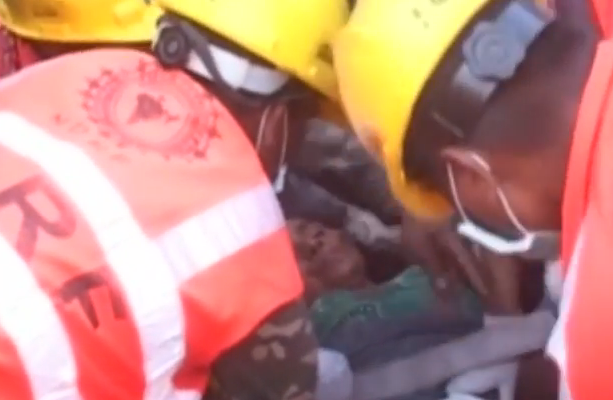 Momentul in care o femeie a fost salvata dupa 50 de ore petrecute sub daramaturi, in urma cutremurului din Nepal. VIDEO