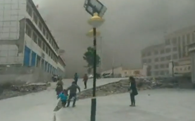 Cum a fost resimtit in Tibet cutremurul din Nepal. Un localnic aflat la 400 de km de epicentru a surprins o avalansa de praf