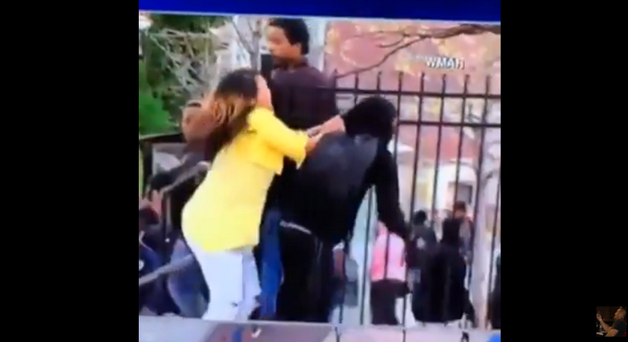 Un tanar din SUA a fost umilit de mama lui in public. Ce i-a facut cand l-a vazut la protestele din Baltimore