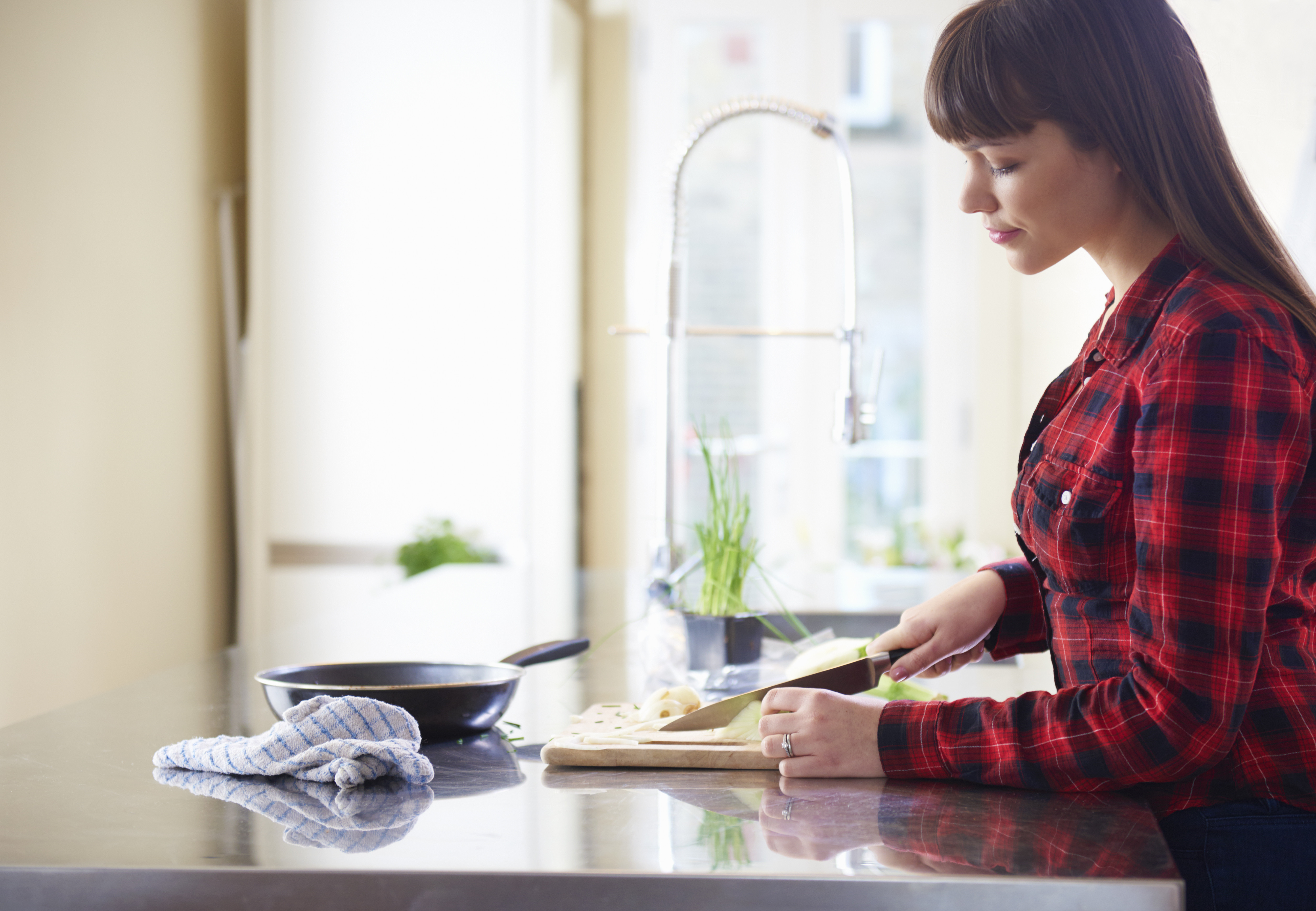 Principalele surse de contaminare din bucatarie. Cercetatorii arata cum ne otravim singuri mancarea in cel mai banal mod