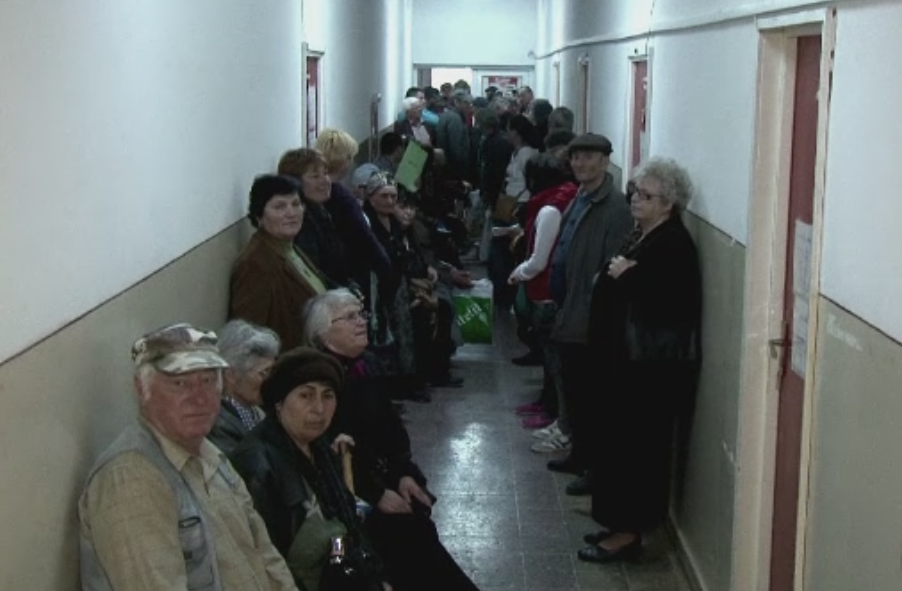 Marea coada a umilintei la care stau cei mai amarati oameni. Programarile incep de la ora 7, dar doctorii nu vin pana la 10