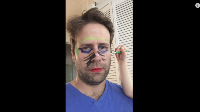 Ce se intampla cand parintii nu stiu sa le spuna "NU" copiilor. In ce a fost transformat acest tatic de catre fetita lui! VIDEO