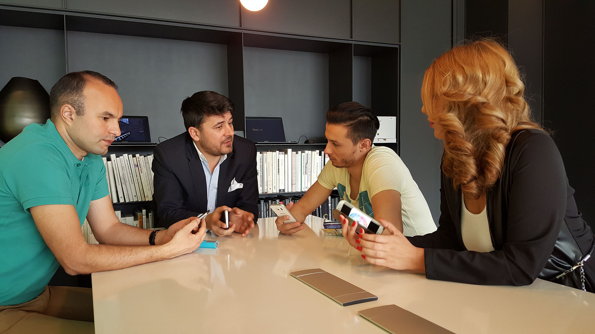 Orasul populat de "roboti" care traiesc cu un singur cuvant in minte. Experienta unui "Life Coach" la capatul lumii