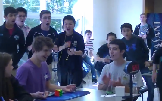 Un adolescent american a stabilit un nou record mondial in rezolvarea cubului Rubik - 5,25 secunde. VIDEO