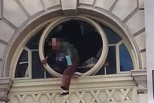 Momente de groaza pe o strada din Londra. Un barbat s-a aruncat in gol dupa ce a fost prins furand dintr-un magazin. VIDEO