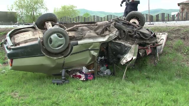 Accident tragic in Bistrita Nasaud provocat de un sofer care vorbea la telefon. Doi oameni au murit, iar alti doi sunt raniti