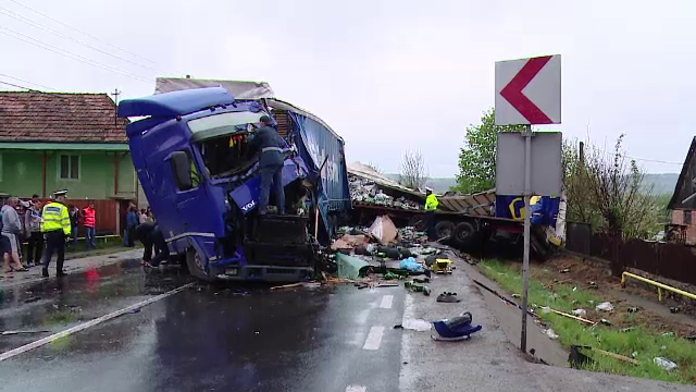 Doua TIR-uri incarcate cu bere si racoritoare s-au ciocnit pe E 60. Urmarile tragice ale accidentului