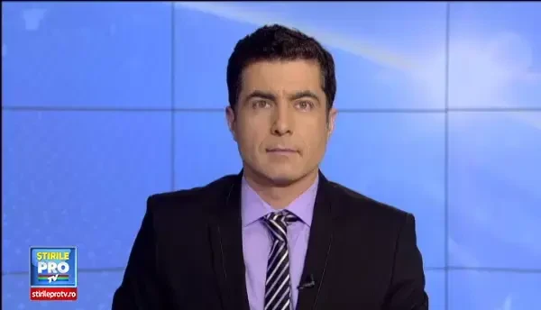 CLIPUL ZILEI: Reactia unei mame cand si-a vazut fiul aruncand cu pietre in politistii din Baltimore: l-a batut in mijlocul protestelor