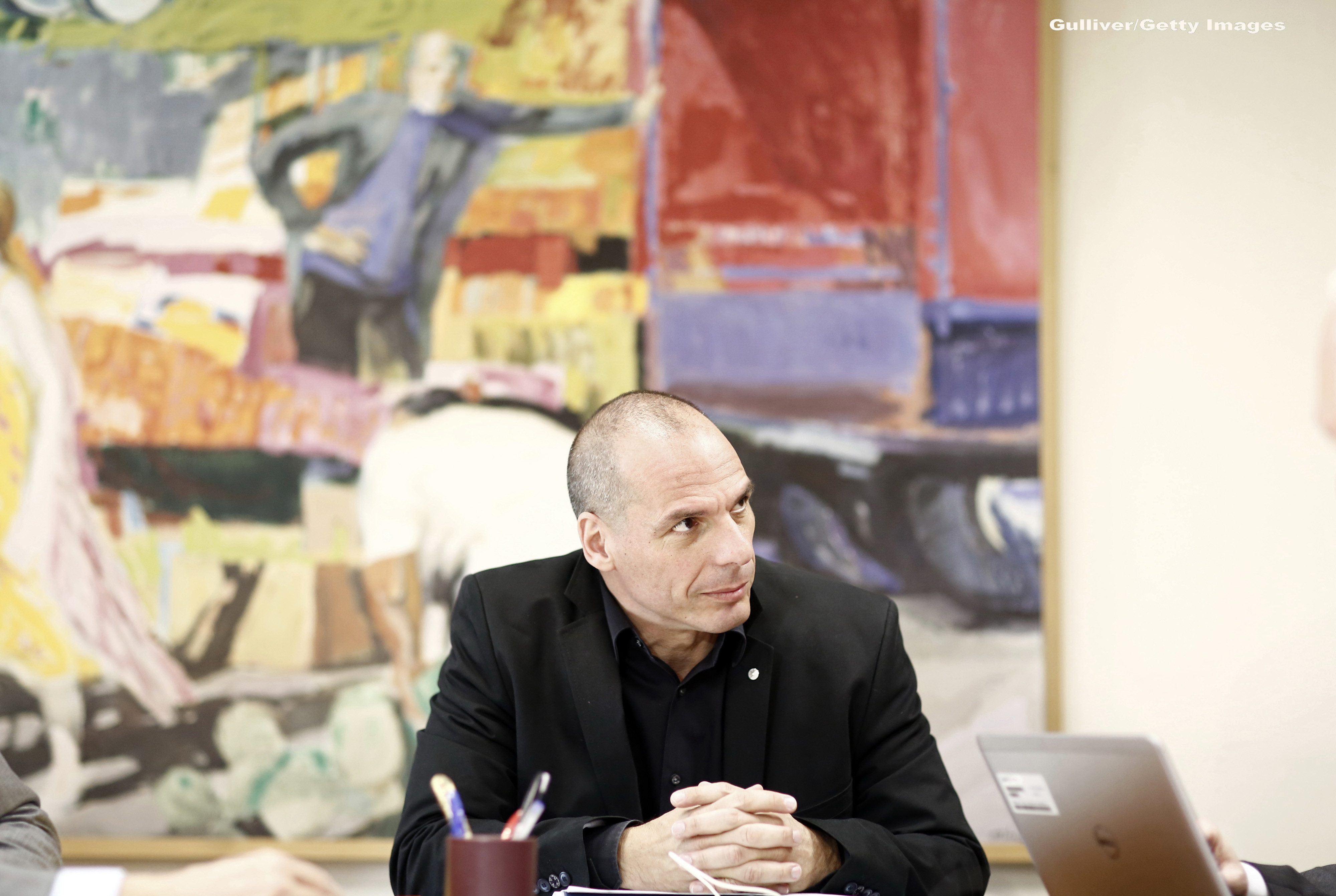 Ministrul de Finante al Greciei a fost atacat intr-un restaurant. Oficialul elen a fost salvat chiar de nevasta sa