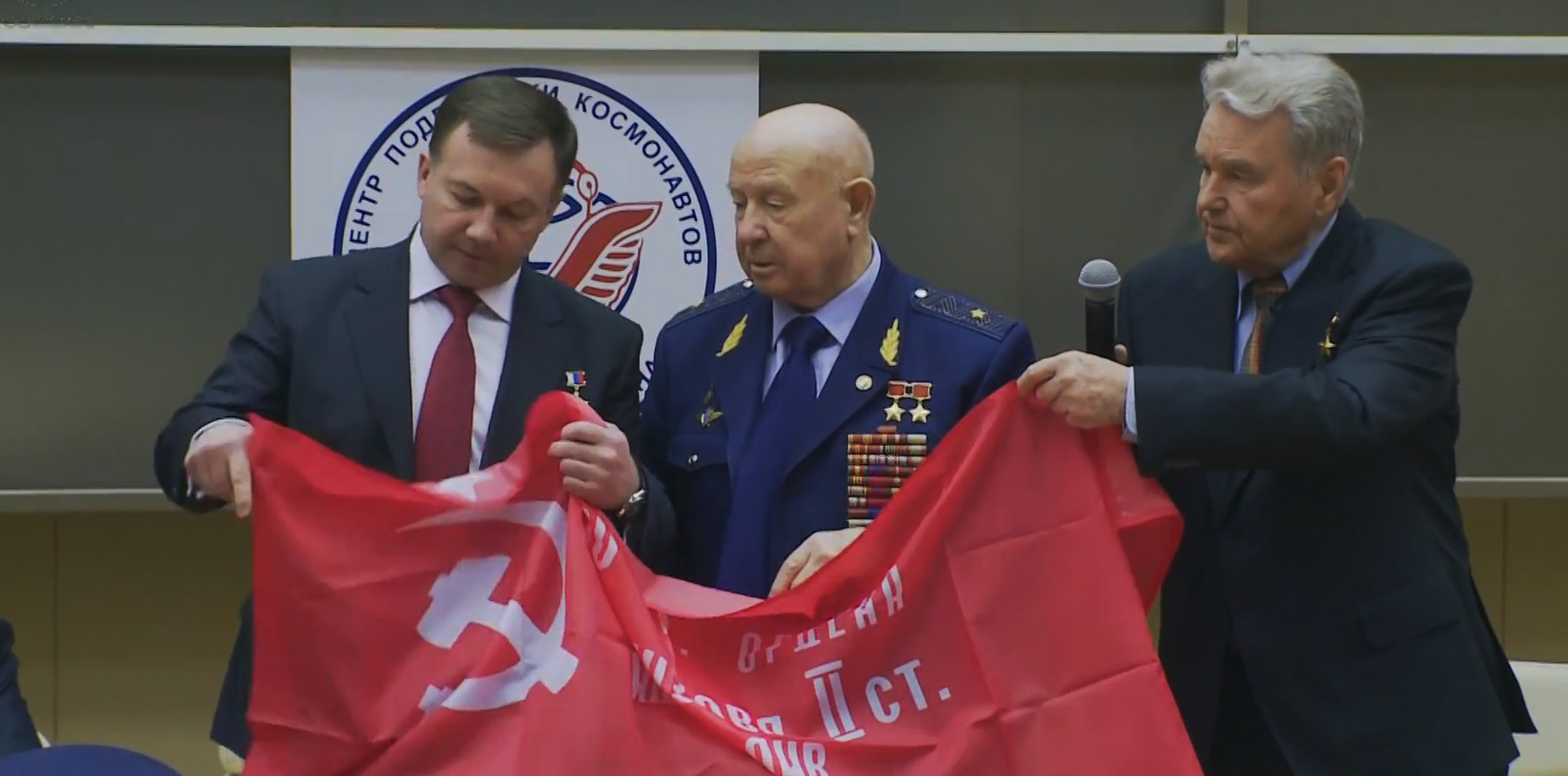 Un steag comunist folosit si de separatistii transnistreni va fi pus pe Statia Spatiala Internationala. Ce rol a jucat NASA