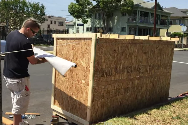 Gestul incredibil al unui barbat din SUA. Ce a facut dupa ce a vazut o femeie dormind in noroi