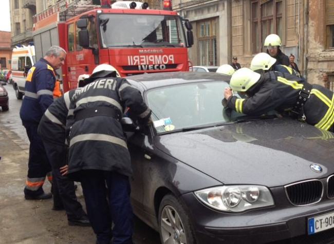 Alerta in Lugoj, dupa ce unei femei incuiate in masina de familie i s-a facut rau. Cum a decurs operatiunea de salvare. VIDEO