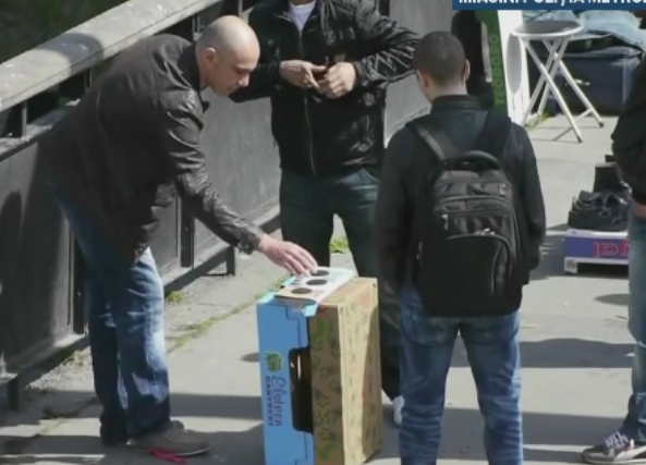 "Ar trebui sa ne punem steagul aici". Cati bani castiga ilegal romanii care au cucerit un simbol al Londrei cu "alba-neagra"