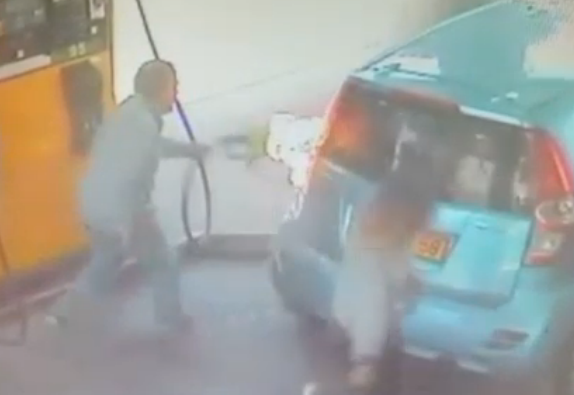 O femeie a dat foc unei benzinarii dupa ce un sofer a refuzat sa-i dea o tigara. Cum a scapat barbatul din calea flacarilor