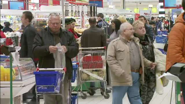 Tensiuni inainte de reducerea TVA la alimente. Au aparut suspiciuni ca preturile ar fi fost "umflate" inainte sa fie "taiate"