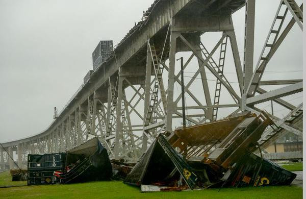 SUA: Un tren a fost impins de furtuna de pe sina suspendata pe care circula. VIDEO