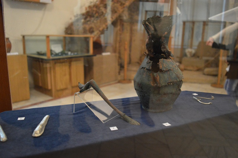 Tezaur de argint din epoca romana descoperit de un barbat care sapa un sant, in spatele casei sale. Comoara a ajuns la muzeu