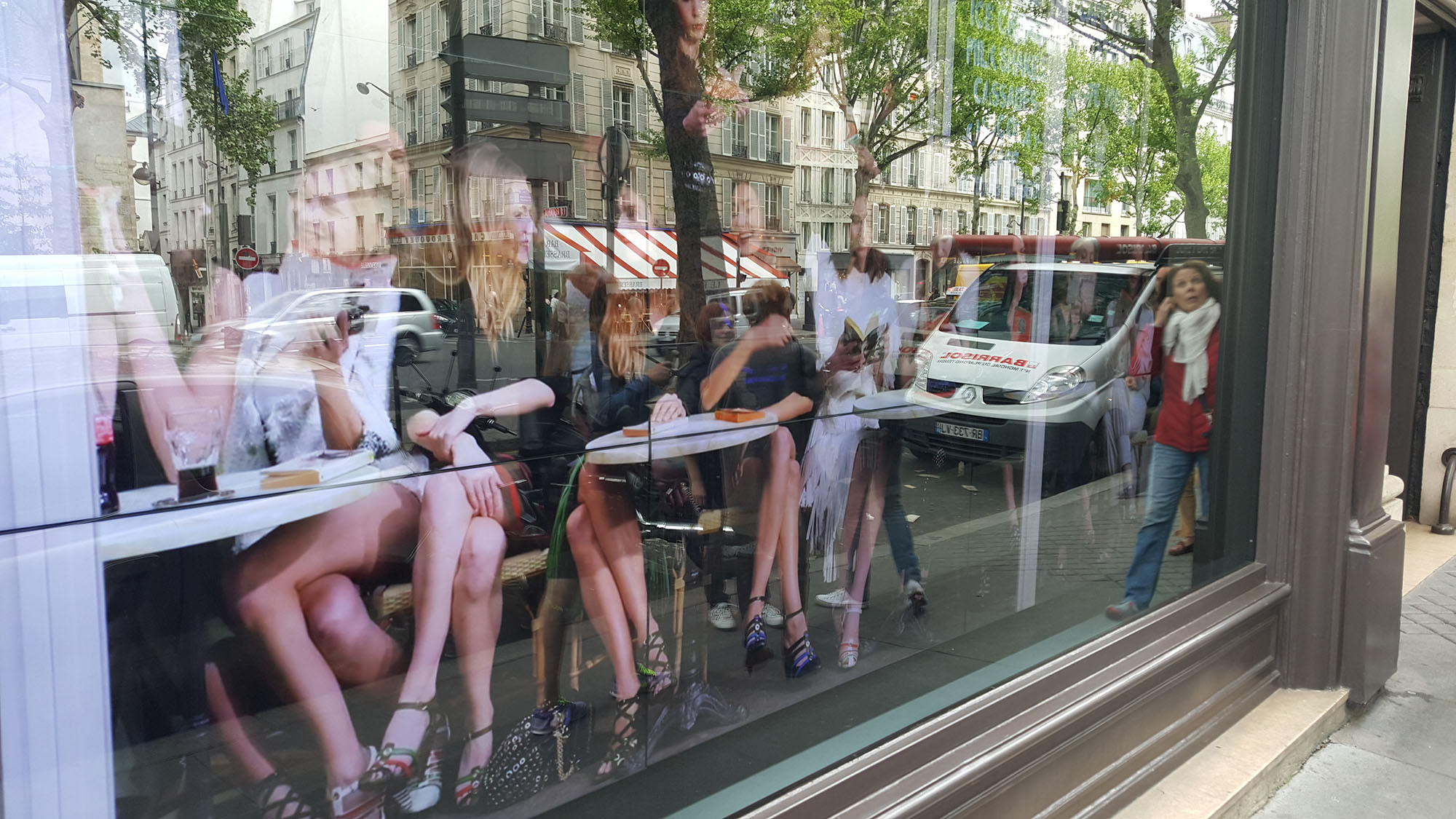 Cine se plimba prin vitrine la Paris