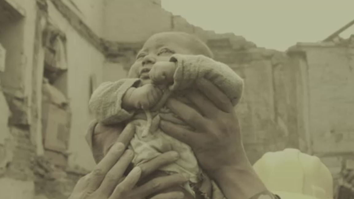 6.000 de morti si 12.000 de raniti dupa seismul din Nepal. MOMENTUL cand un copil de 4 luni este scos viu de sub daramaturi