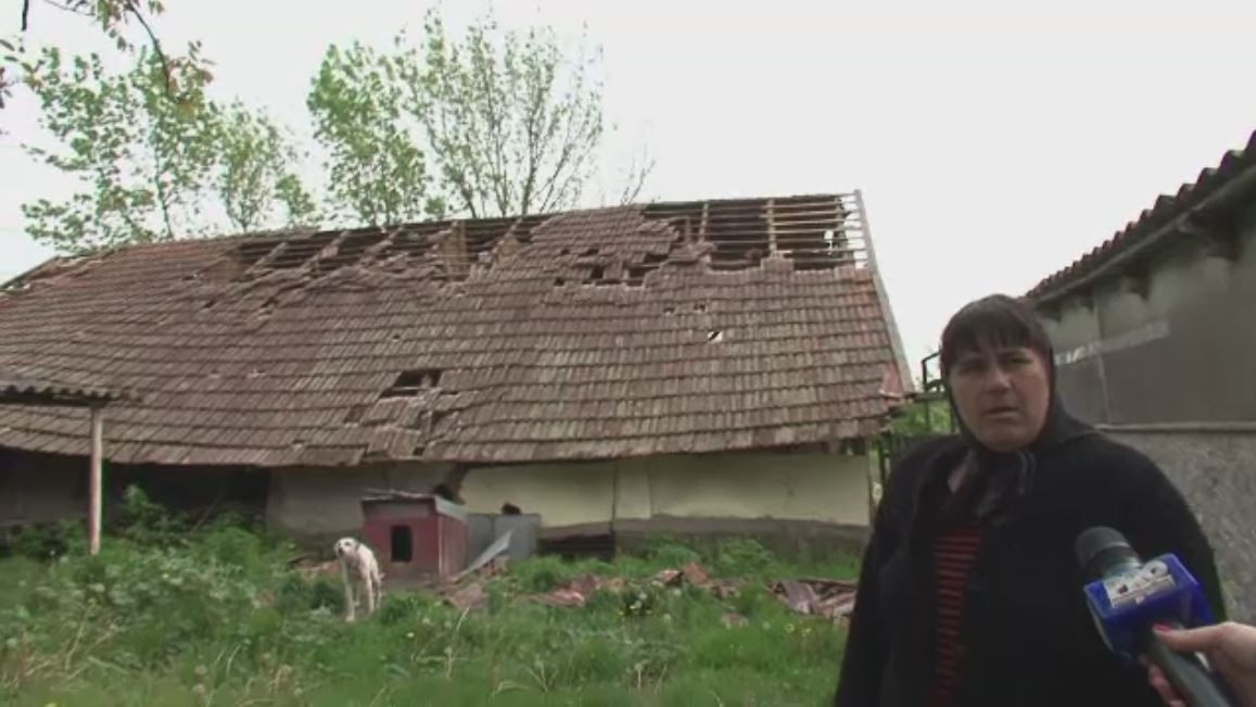 Zeci de gospodarii distruse si o localitate intreaga fara curent electric. O vijelie puternica a lovit judetul Olt