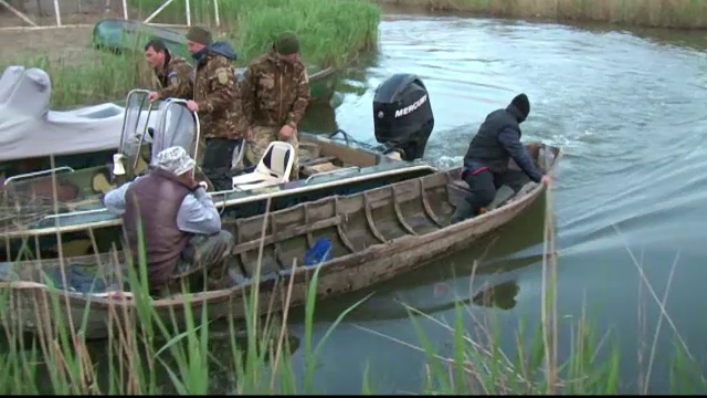 Doi braconieri din Tulcea, arestati de politisti. Barbatii prindeau peste cu un dispozitiv care curenta prada
