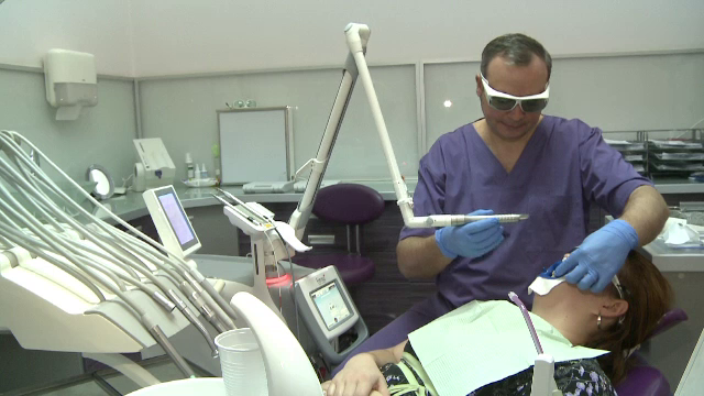 Respiratia urat mirositoare, o problema care nu tine doar de igiena orala. Care sunt simptomele care indica alte afectiuni