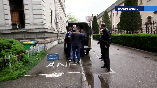 Trei persoane, cercetate pentru proxenetism. Ar fi obligat trei eleve minore sa intretina relatii intime cu mai multi barbati