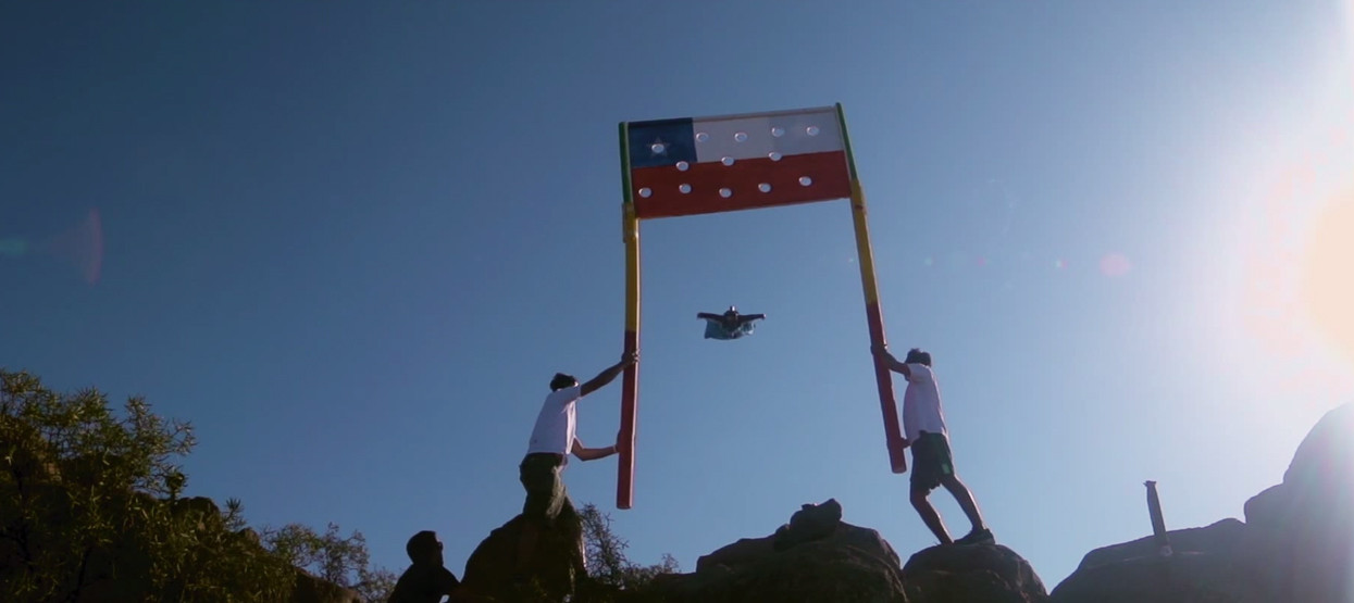 iLikeIT. Viralul saptamanii: un chilian zboara ca Superman si depaseste 300 de kilometri pe ora