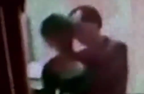Un profesor din China a fost filmat in timp ce incerca sa sarute si sa imbratiseze o eleva de 16 ani, pe holul scolii. VIDEO