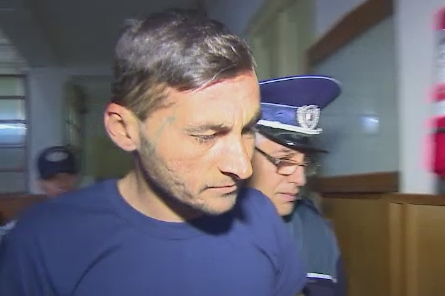 A incendiat un consatean si la cateva ore a batut crunt un vecin. Atrocitatile unui barbat din Mehedinti