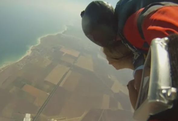 Activitati de 1 Mai pe litoral. Cat va costa sa sariti cu parasuta sau o plimbare cu elicopterul